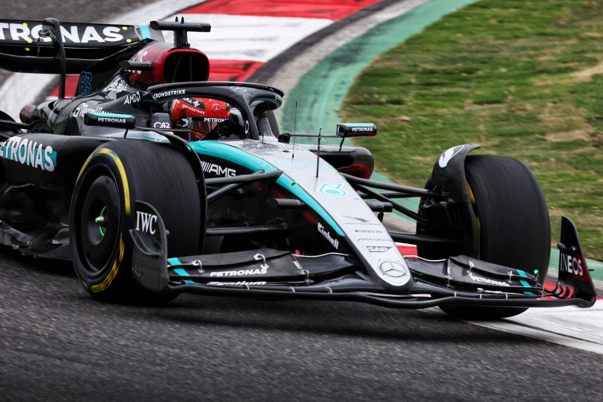 Russell con la Mercedes nelle qualifiche del GP di Cina 2024