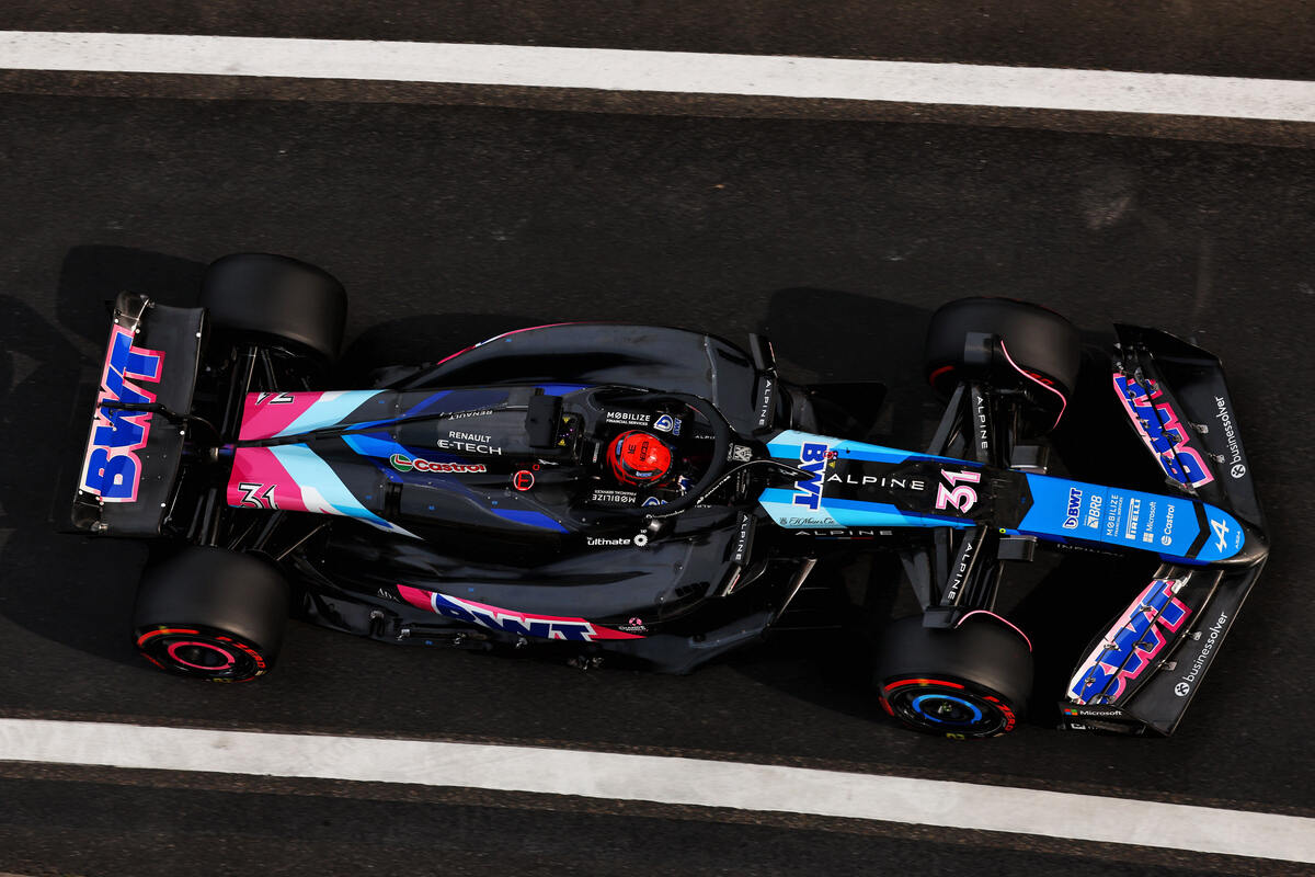 Esteban Ocon nella pit lane del circuito di Shanghai