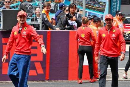 Charles Leclerc e Carlos Sainz nel paddock del GP di Cina