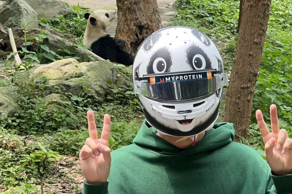 Un panda a Shanghai! Ecco il casco di Albon