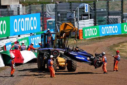 La Williams di Alex Albon portata via da una gru dopo l'incidente a Suzuka