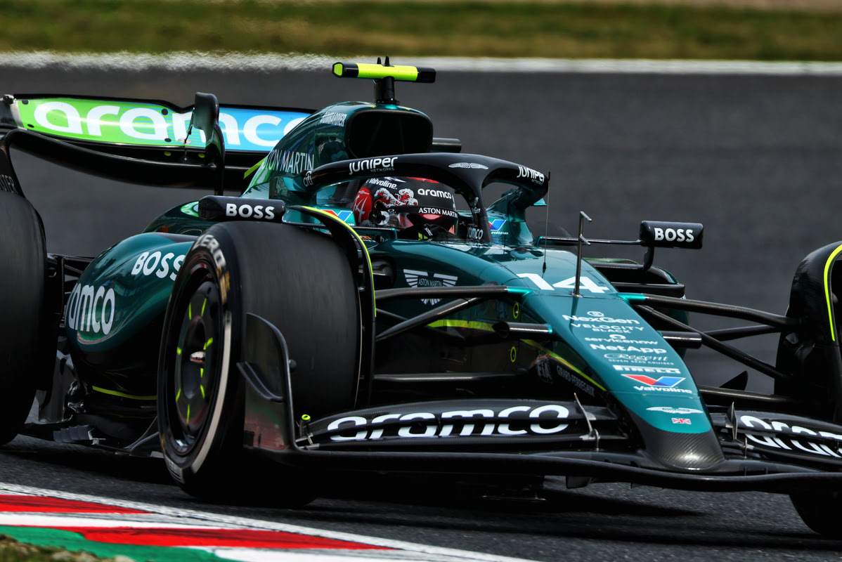 Fernando Alonso in pista al volante della AMR24 sul circuito di Suzuka