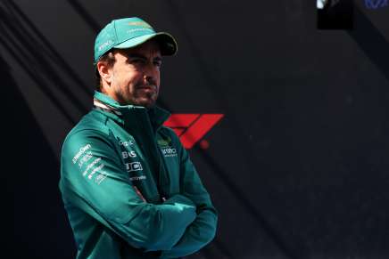 Fernando Alonso (Aston Martin) nel paddock di Shanghai a braccia conserte