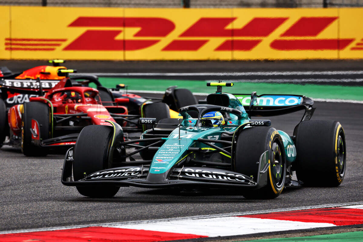 Fernando Alonso con l'Aston Martin precede Carlos Sainz su Ferrari durante la Sprint del GP di Cina 2024