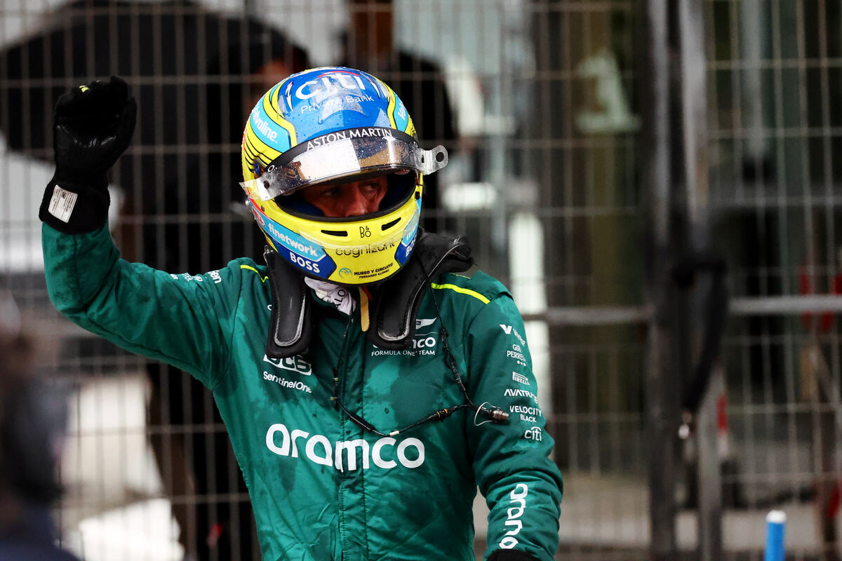 Fernando Alonso (Aston Martin) celebra il terzo posto nelle qualifiche Sprint sul tracciato di Shanghai