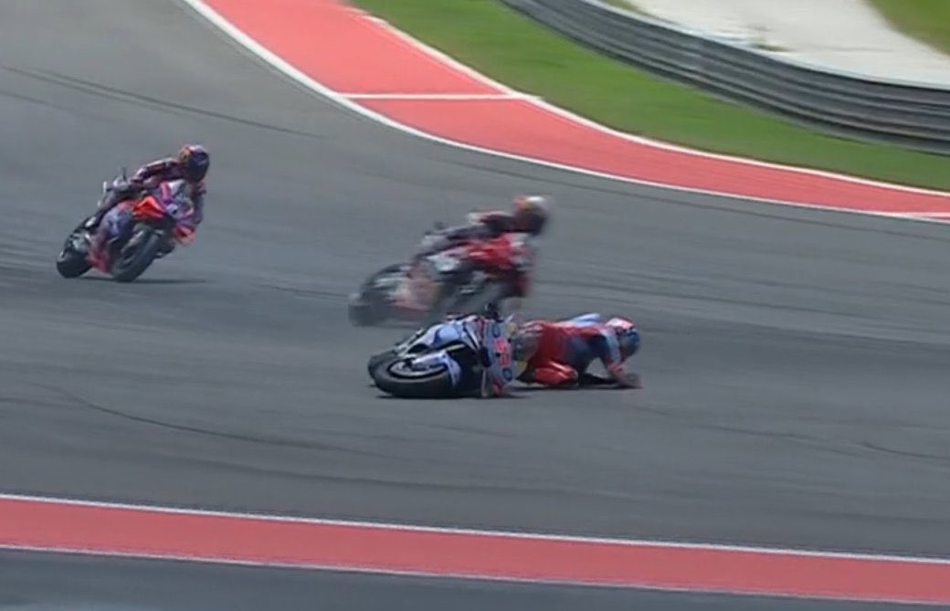 Marc Marquez cade durante il GP Americhe 2024 sul circuito del COTA