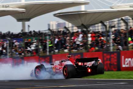 Carlos Sainz Jr (Ferrari) va in testacoda durante il Q2 delle qualifiche sul circuito di Shanghai