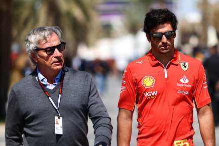 Carlos Sainz e suo padre camminano nel paddock di Sakhir