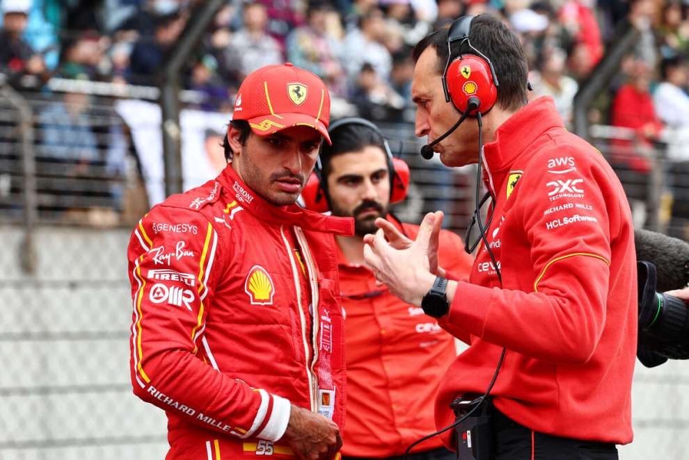 Sainz (Ferrari) a collquio con Riccardo Adami prima del via sul tracciato di Shanghai