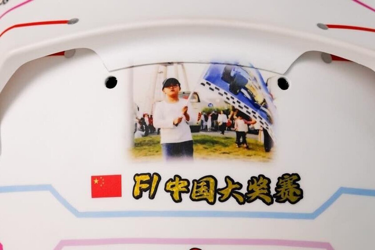 Casco speciale di Zhou Guanyu con la foto di Alonso