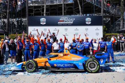 Dixon esulta con il suo team Chip Ganassi a Long Beach