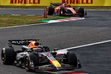 Max Verstappen su Red Bull davanti alla Ferrari di Charles Leclerc