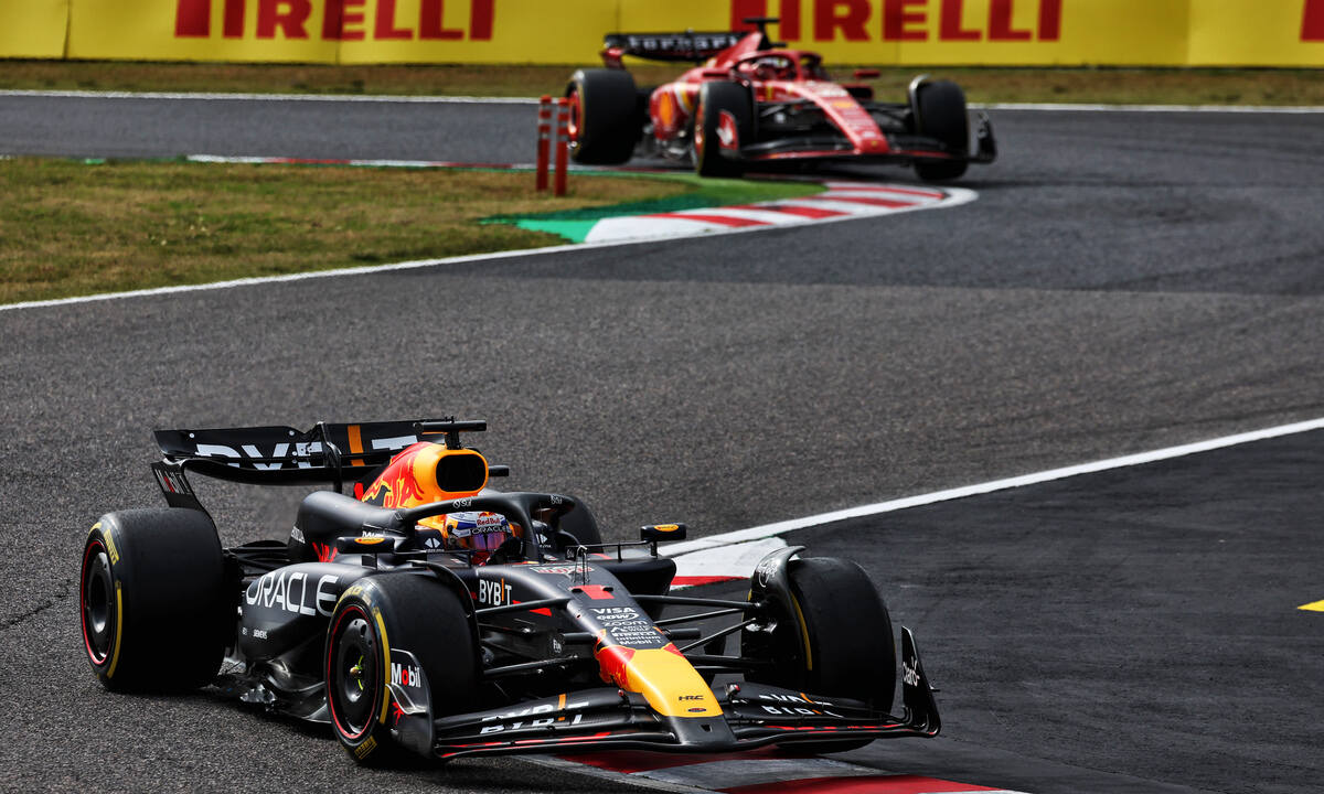 Max Verstappen su Red Bull davanti alla Ferrari di Charles Leclerc