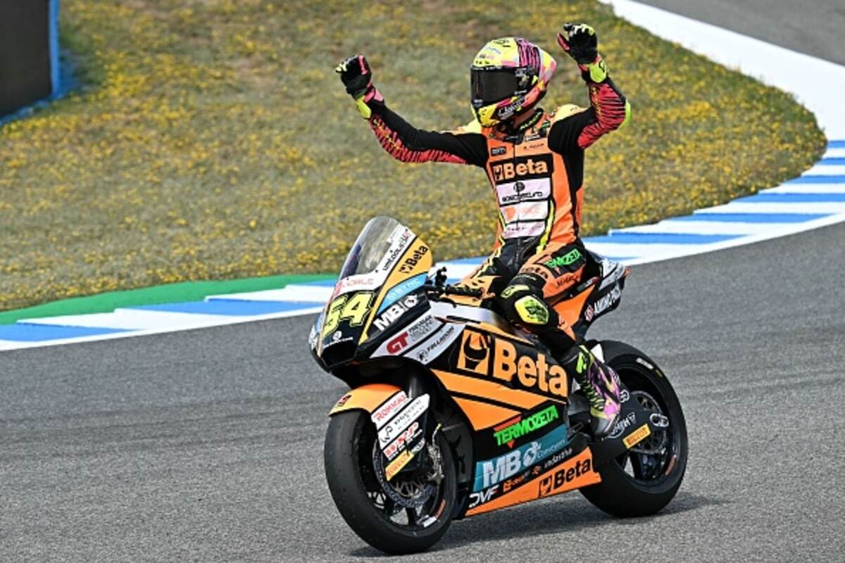 Fermin Aldeguer esulta per la vittoria a Jerez in Moto2