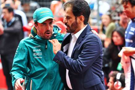 Fernando Alonso (Aston Martin) parla con Mohammed Ben Sulayem, presidente della FIA