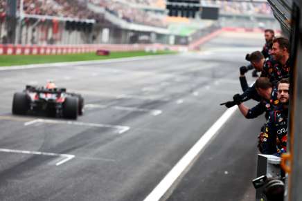 Il muretto box della Red Bull festeggia la vittoria di Max Verstappen in occasione del GP di Cina 2024