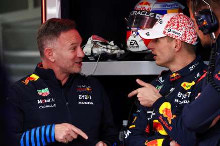 Christian Horner e Max Verstappen parlano all'interno del box di Suzuka