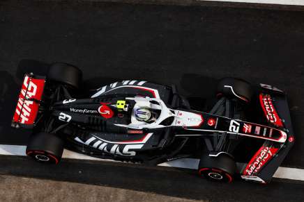 Nico Hulkenberg al volante della sua Haas sul tracciato di Shanghai