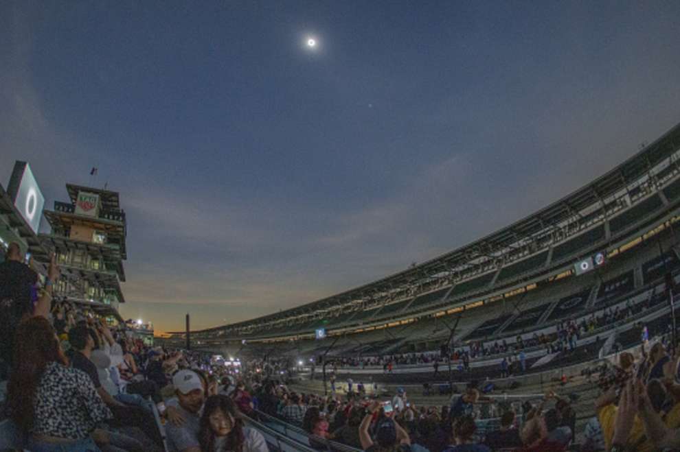 Spettacolo a Indianapolis, tutti in pista per vedere l’eclissi