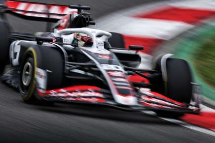 Kevin Magnussen al volante della Haas durante le qualifiche Sprint del GP di Cina 2024