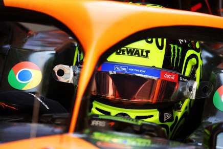 Primo piano del casco di Lando Norris al volante della McLaren