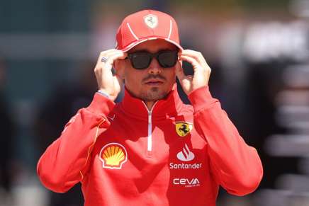 Charles Leclerc cammina con gli occhiali da sole nel paddock