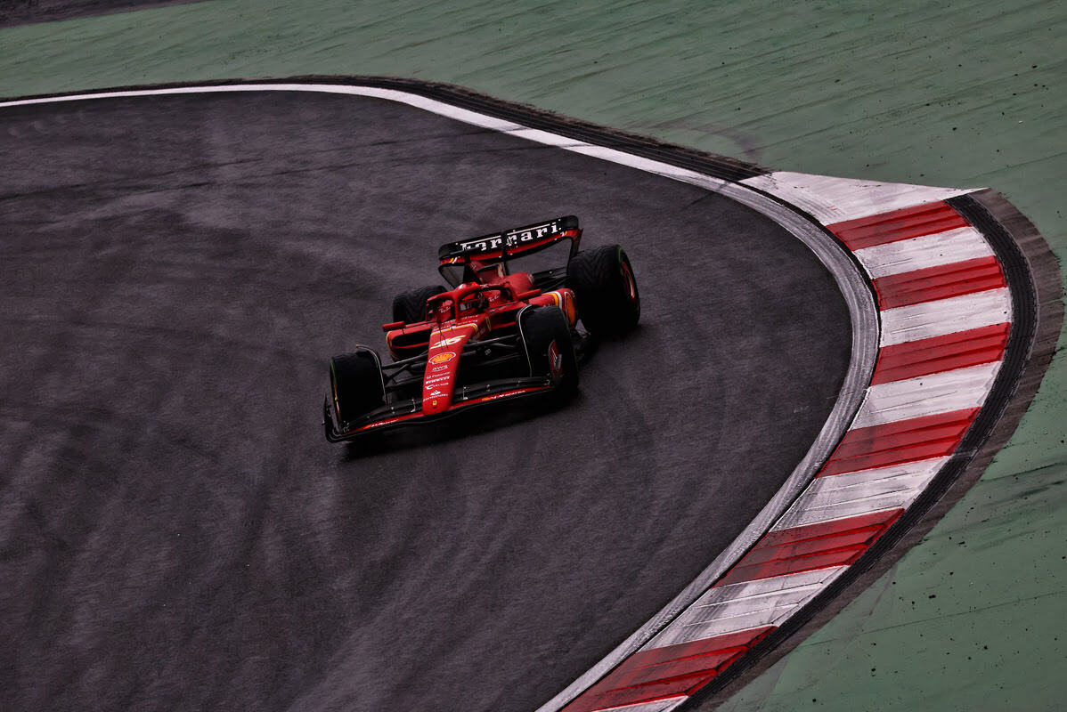 La Ferrari di Charles Leclerc in azione durante il weekend del GP di Cina 2024