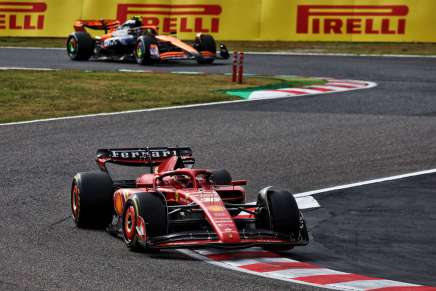 Charles Leclerc in azione con la SF-24 a Suzuka. Sullo sfondo una McLaren