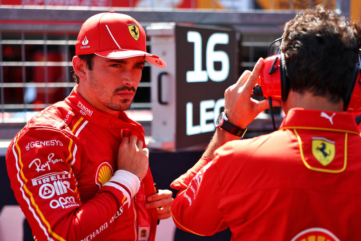 Charles Leclerc con un ingegnere sulla griglia di partenza a Suzuka