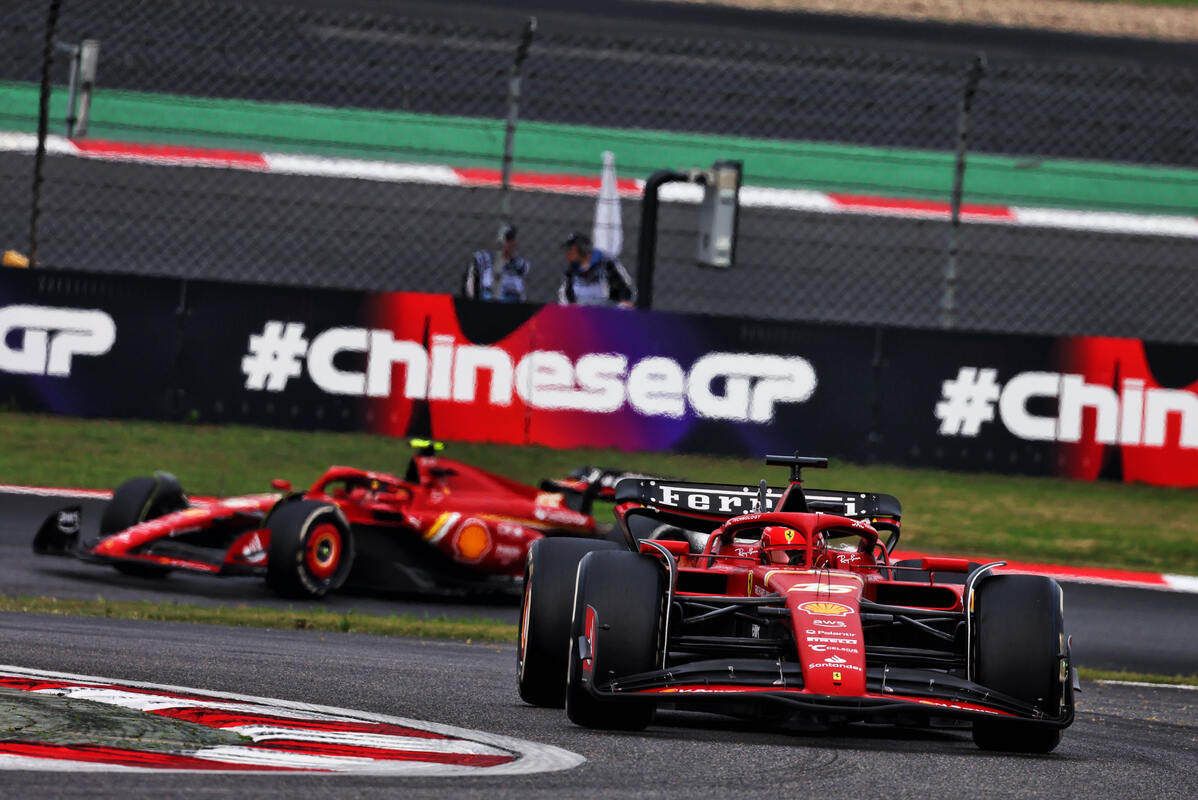 Leclerc al volante della Ferrari SF-24 durante il GP di Cina 2024 sul circuito di Shanghai