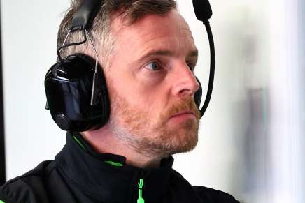 Lee Stevenson, capo meccanico Stake-Sauber, nei box a osservare i monitor