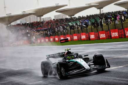 Lewis Hamilton sotto la pioggia durante le Qualifiche Sprint a Shanghai