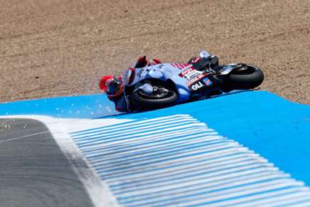 Marc Marquez (Ducati Gresini) cade a terra durante la gara Sprint sul circuito di Jerez.