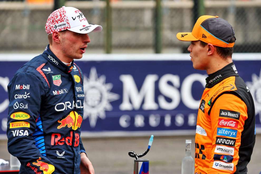Max Verstappen e Lando Norris parlano tra loro sul circuito di Suzuka dopo le qualifiche