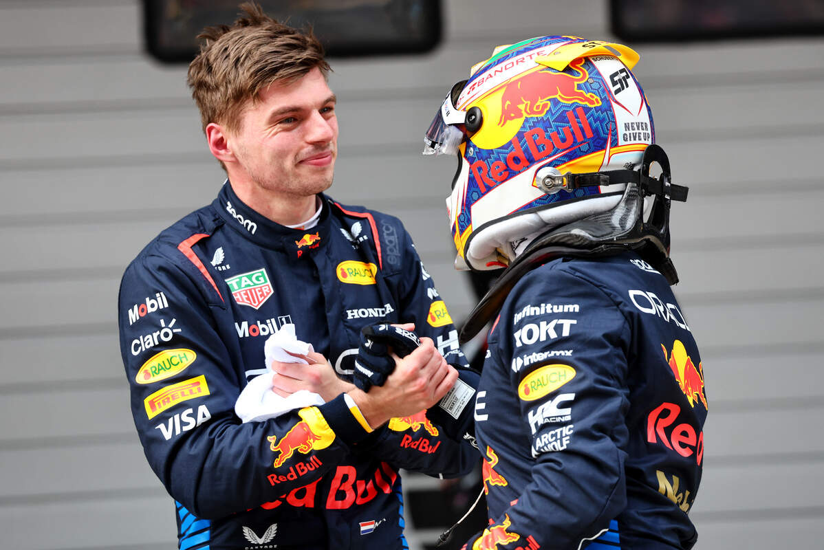 Verstappen e Perez festeggiano la conquista della prima fila nelle qualifiche del GP di Cina 2024