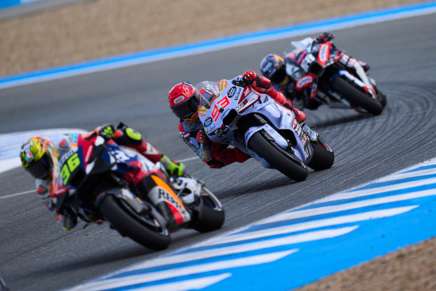 Marc Marquez (Ducati Gresini) insegue Joan Mir durante la gara Sprint sul circuito di Jerez