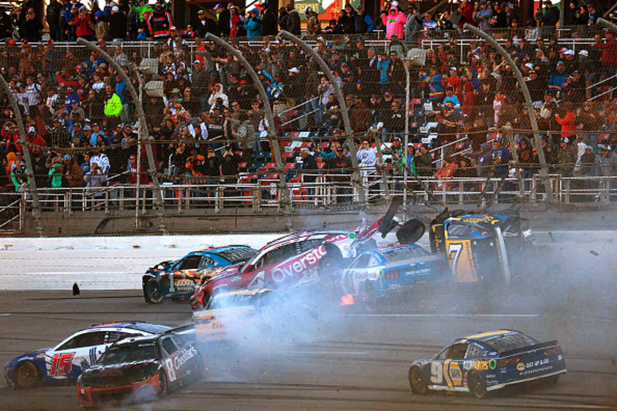 Il mega incidente nel finale di gara della GEICO 500 disputata a Talladega