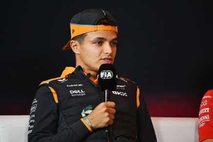 Lando Norris (McLaren) parla in conferenza stampa a Shanghai con i giornalisti