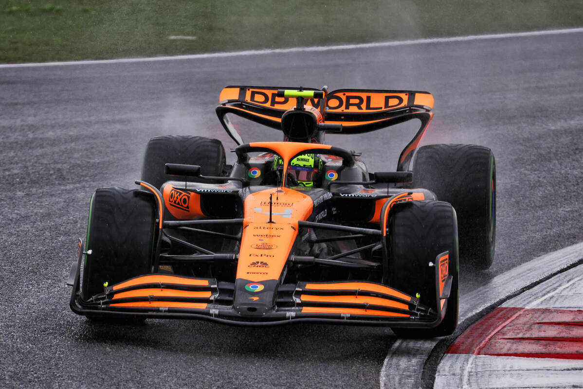 Lando Norris (McLaren) in pista a Shanghai sotto la pioggia durante le qualifiche Sprint del GP di Cina 2024