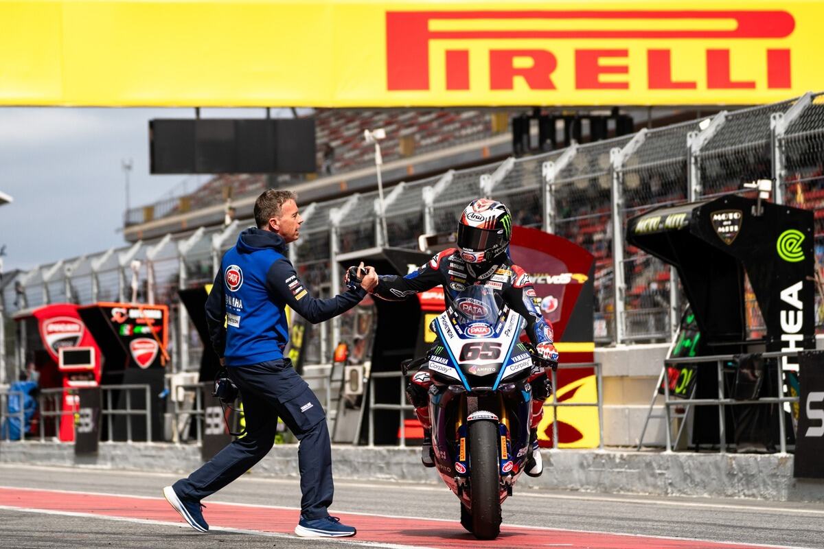 Paul Denning e Jonathan Rea nella pit lane di Barcellona