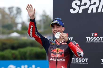 Pedro Acosta esulta mostrando ai tifosi la medaglia del 2° posto ottenuta nella gara Sprint di Jerez