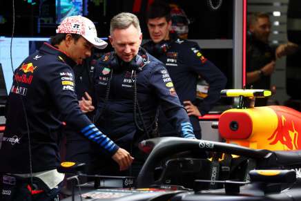 Sergio Perez e Christian Horner chiacchierano nel box di Suzuka di fronte alla RB20