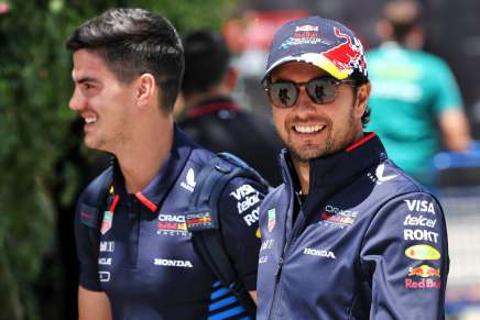 Sergio Perez (Red Bull) cammina nel paddock di Shanghai