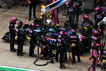 Gasly (Alpine) effettua una sosta ai box sul circuito di Shanghai