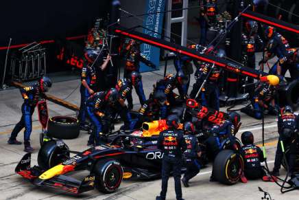 Max Verstappen effettua una sosta ai box durante il GP di Cina 2024