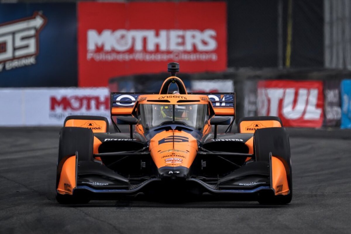 Theo Pourchaire al volante della McLaren a Long Beach, in IndyCar