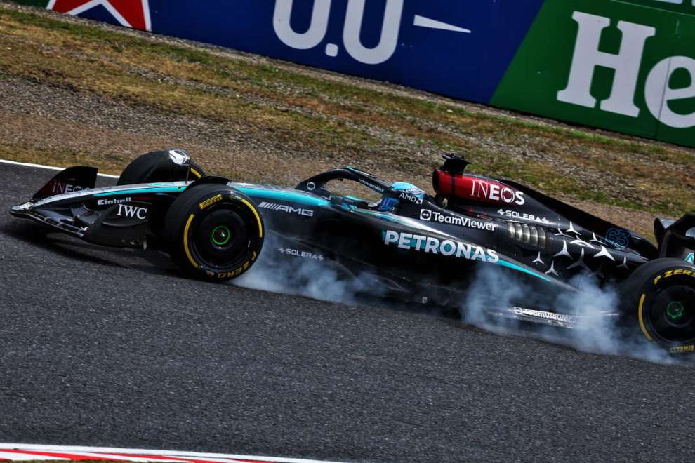 George Russell effettua un bloccaggio sul circuito di Suzuka in qualifica