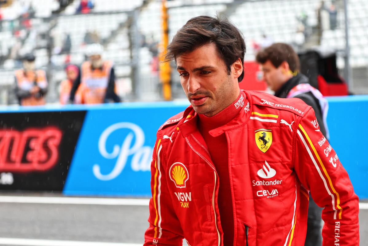 Carlos Sainz a passaggio nella pit-lane di Suzuka