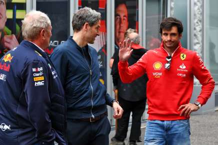 Helmut Marko e Carlos Sainz parlano tra loro nel paddock di Suzuka