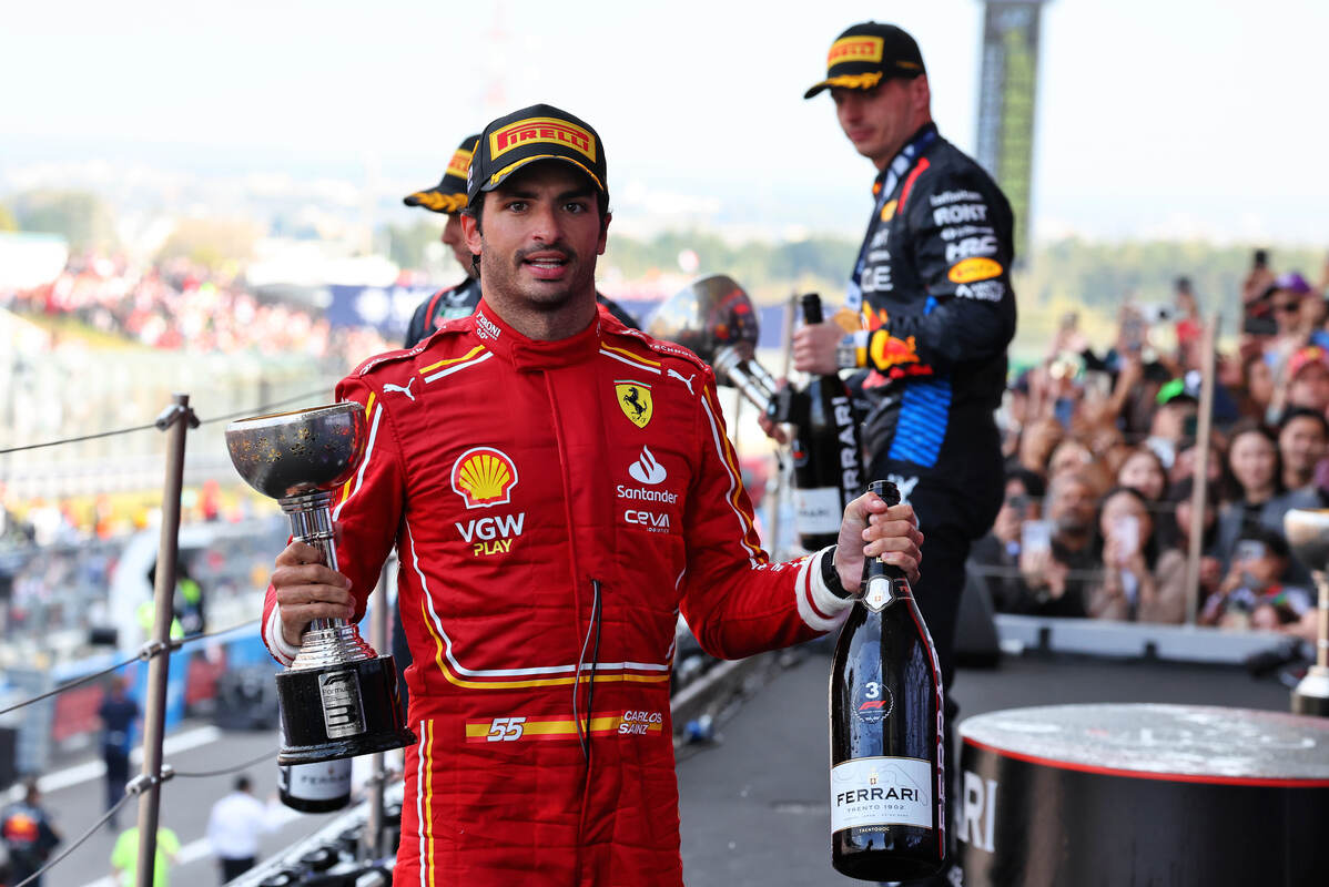 Carlos Sainz sul podio su Suzuka esulta per il terzo posto